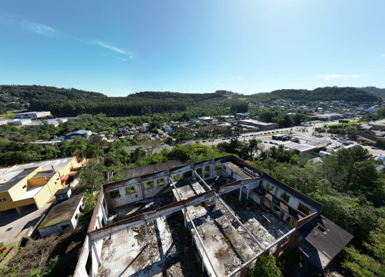 TERRENO DE 7.341,87m² FRENTE PARA A BR 116 EM NOVO HAMBURGO/RS, localizado em Novo Hamburgo - RS, bairro Roselândia