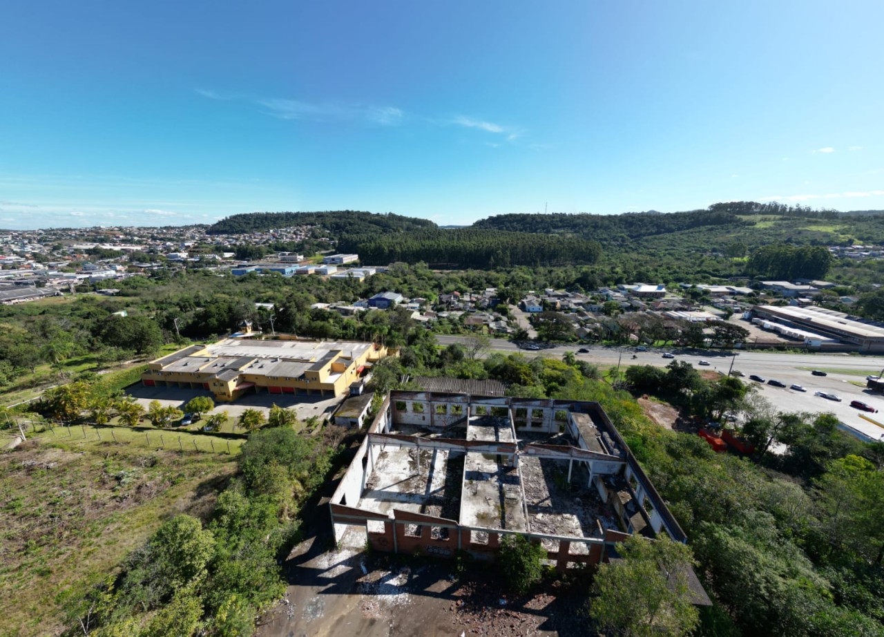 TERRENO DE 7.341,87m² FRENTE PARA A BR 116 EM NOVO HAMBURGO/RS, localizado em Novo Hamburgo - RS, bairro Roselândia