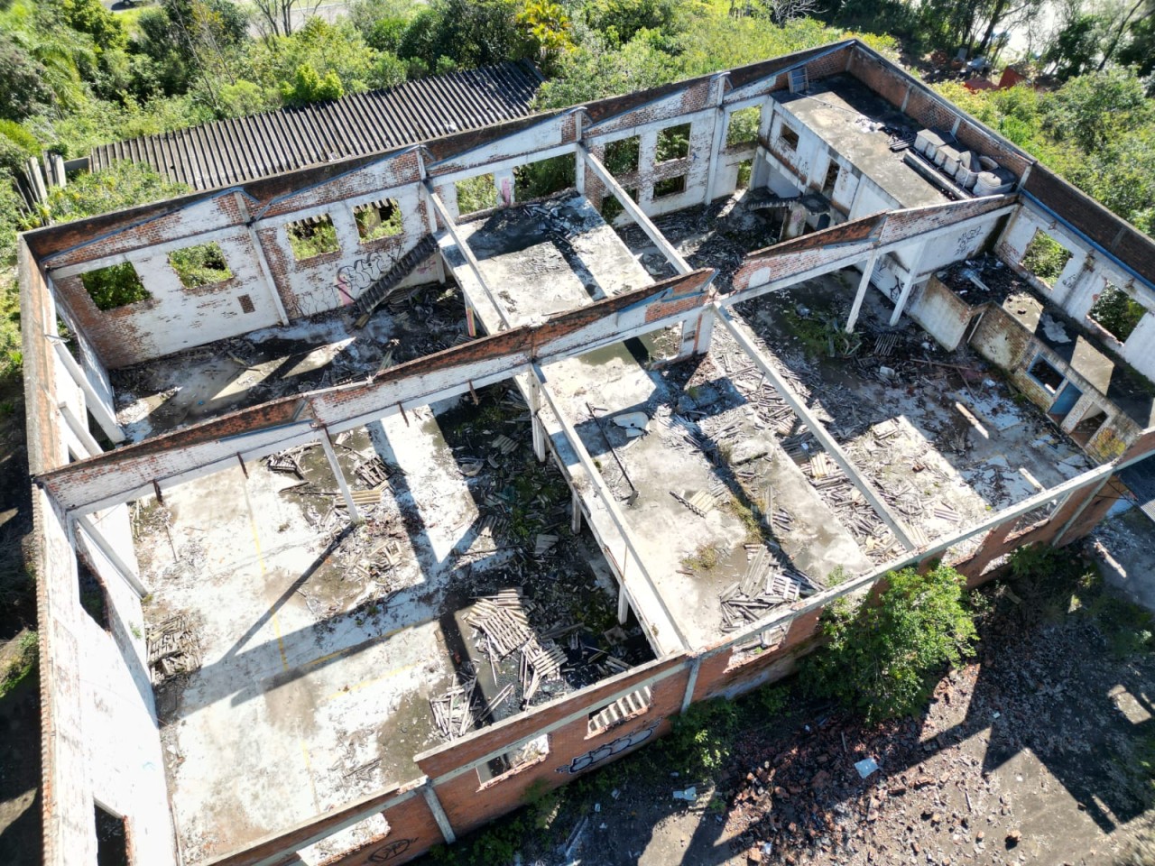 TERRENO DE 7.341,87m² FRENTE PARA A BR 116 EM NOVO HAMBURGO/RS, localizado em Novo Hamburgo - RS, bairro Roselândia