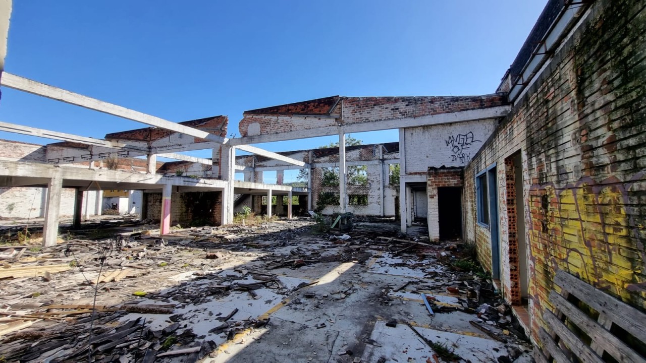 TERRENO DE 7.341,87m² FRENTE PARA A BR 116 EM NOVO HAMBURGO/RS, localizado em Novo Hamburgo - RS, bairro Roselândia