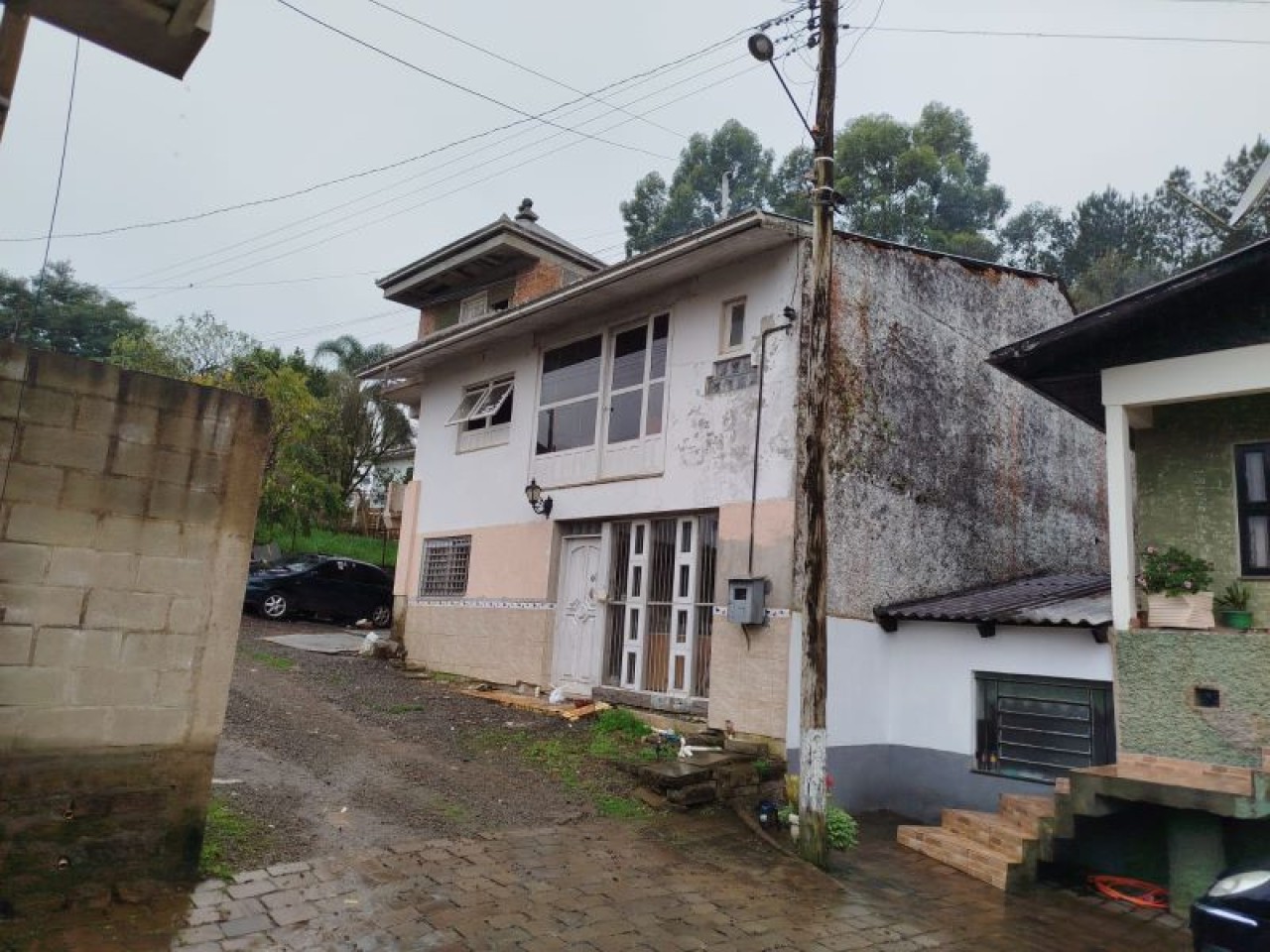 TERRENO DE 452,85m² COM UMA CASA DE 300m² EM FARROUPILHA/RS