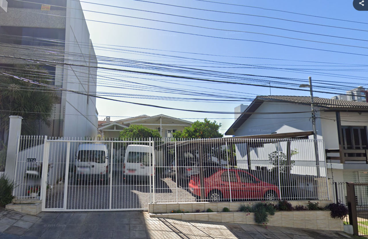 TERRENO COM ÁREA DE 403,00m² COM BENFEITORIA EM CAXIAS DO SUL/RS.