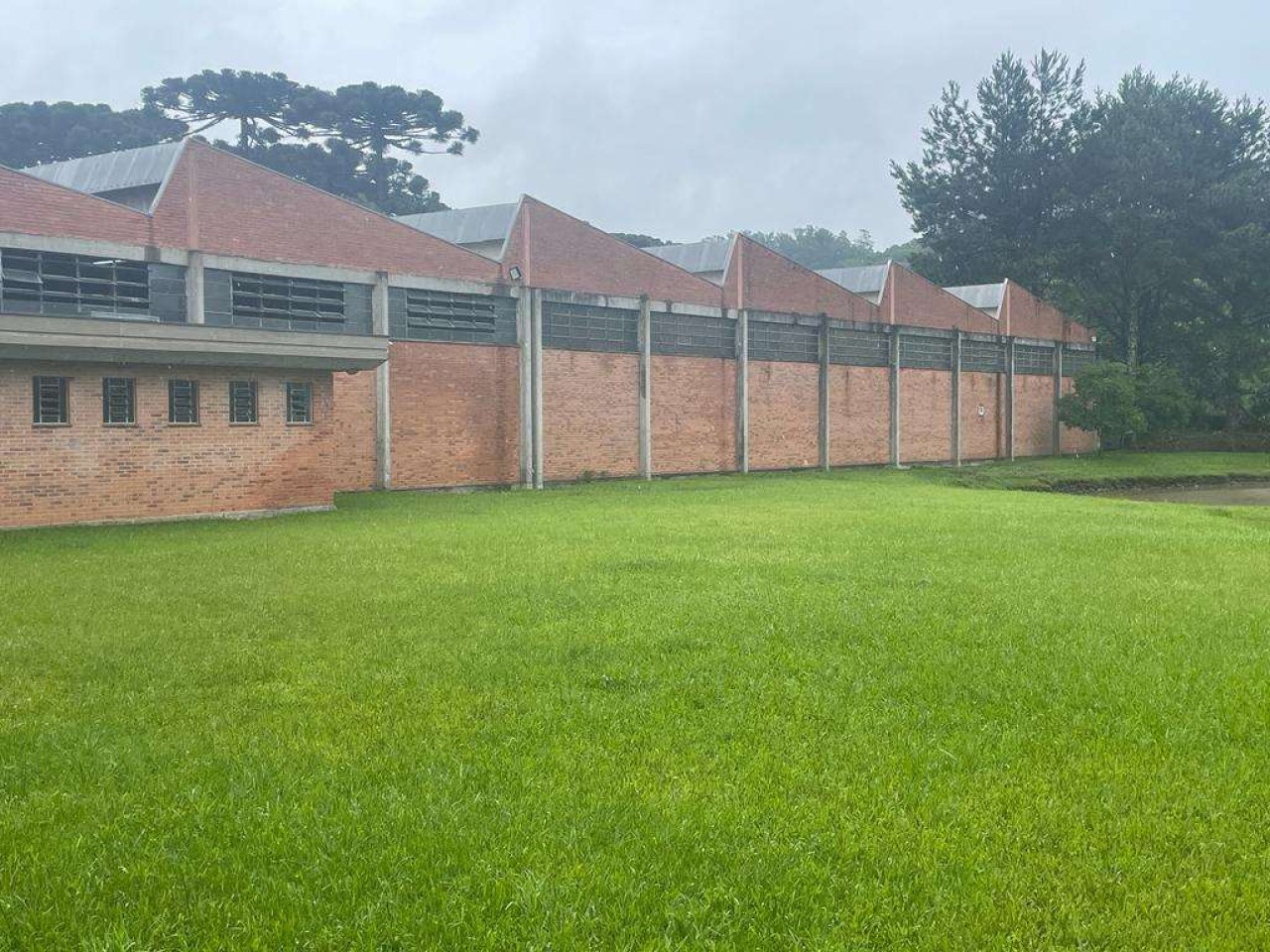 TERRENO COM ÁREA DE 36.538,00m², COM TRÊS EDIFICAÇÕES EM FARROUPILHA, localizado em Farroupilha - RS, bairro Planalto