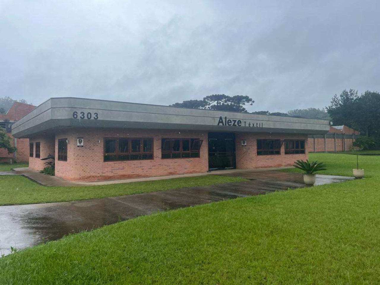 TERRENO COM ÁREA DE 36.538,00m², COM TRÊS EDIFICAÇÕES EM FARROUPILHA