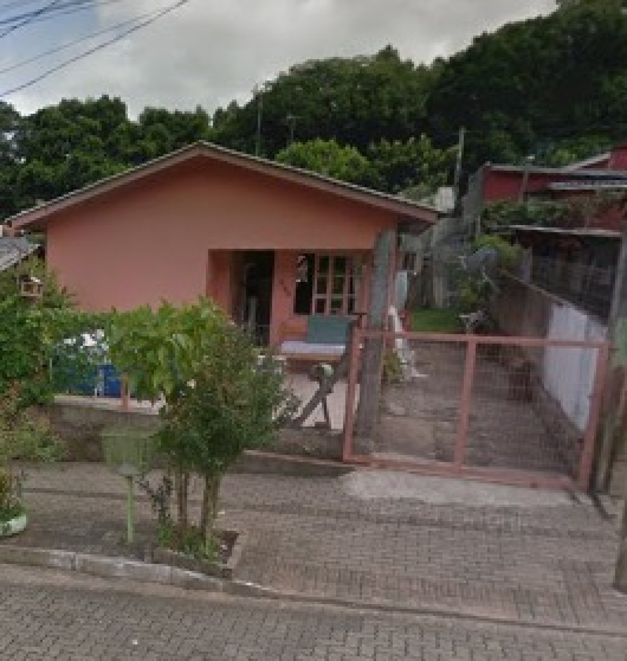 TERRENO COM ÁREA DE 200m² E UMA CASA DE 49,13m² NA CIDADE DE DOIS IRMÃOS, localizado em Dois Irmãos - RS