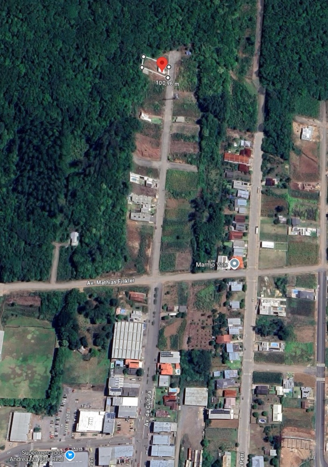 TERRENO DE 550,71m² E UMA CONSTRUÇÃO DE ALNVENARIA DE 30m² NO LOTEAMENTO ALTOS DO VALE NO VALE REAL