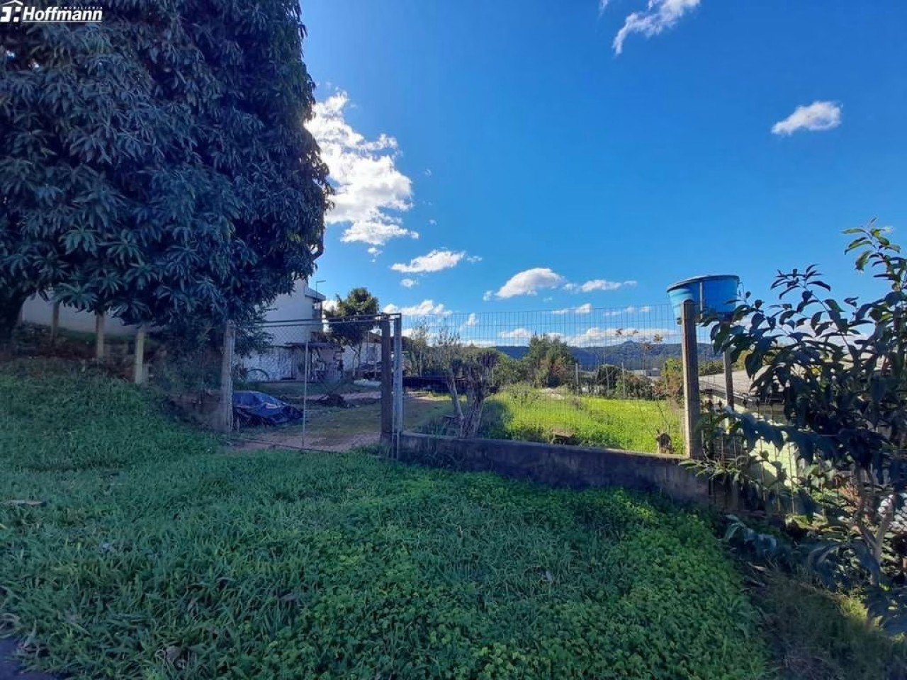 UM TERRENO DE ESQUINA COM ÁREA DE 396m² E CONSTRUÇÃO DE 212m² EM ESTÂNCIA VELHA/RS, localizado em Estância Velha - RS