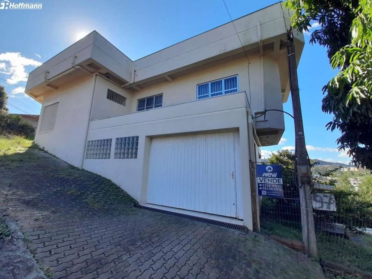 UM TERRENO DE ESQUINA COM ÁREA DE 396m² E CONSTRUÇÃO DE 212m² EM ESTÂNCIA VELHA/RS, localizado em Estância Velha - RS