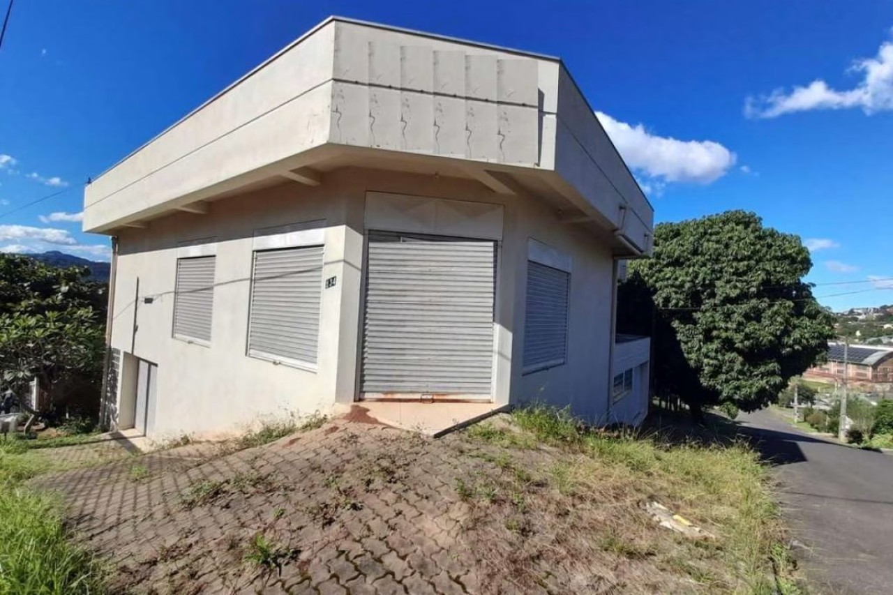 UM TERRENO DE ESQUINA COM ÁREA DE 396m² E CONSTRUÇÃO DE 212m² EM ESTÂNCIA VELHA/RS, localizado em Estância Velha - RS