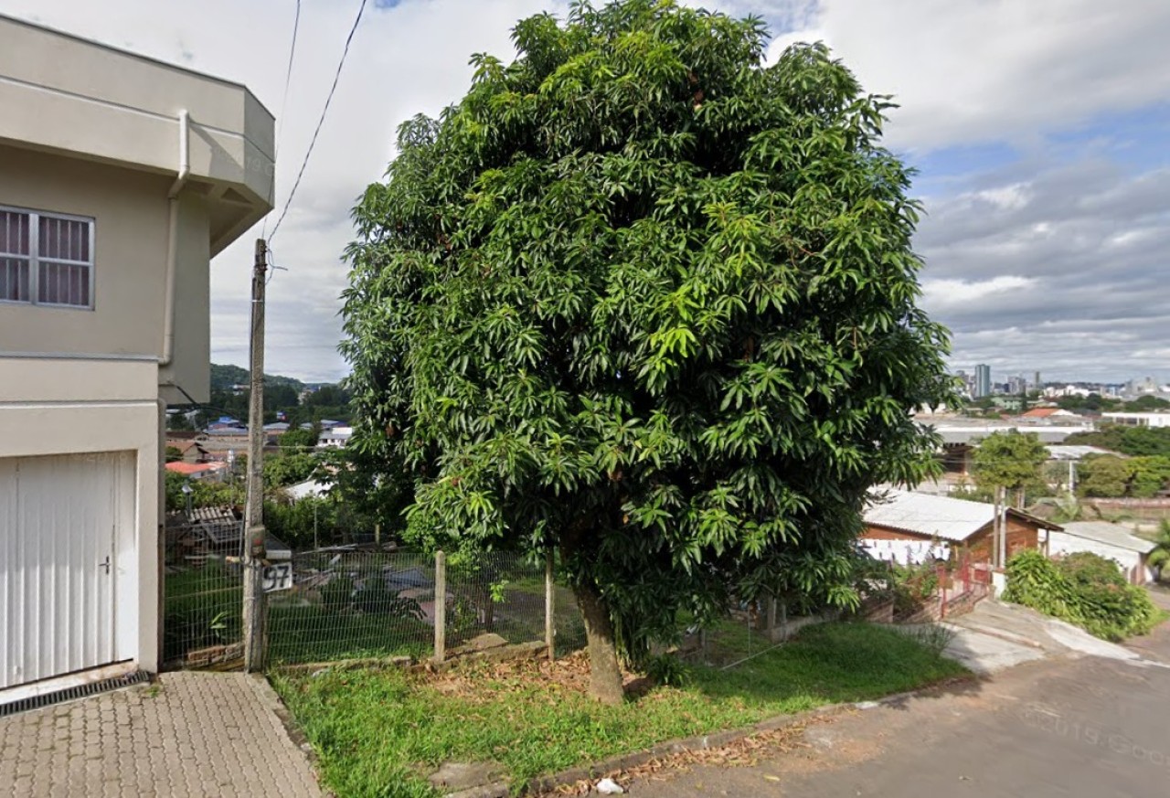 UM TERRENO DE ESQUINA COM ÁREA DE 396m² E CONSTRUÇÃO DE 212m² EM ESTÂNCIA VELHA/RS, localizado em Estância Velha - RS