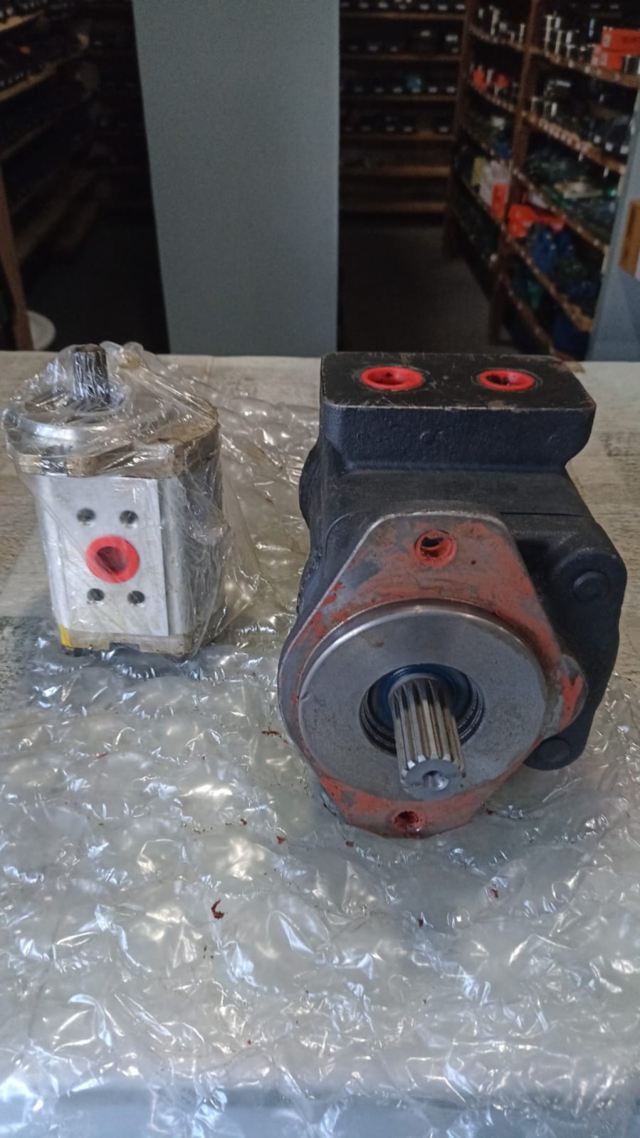 DUAS BOMBAS HIDRAÚLICAS PARA EMPILHADEIRA KOMATSU