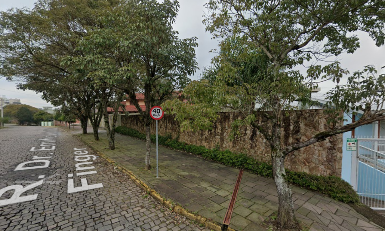 TERRENO COM ÁREA DE 911m² E UMA CASA DE 535m² EM CAXIAS DO SUL/RS, localizado em Caxias Do Sul - RS
