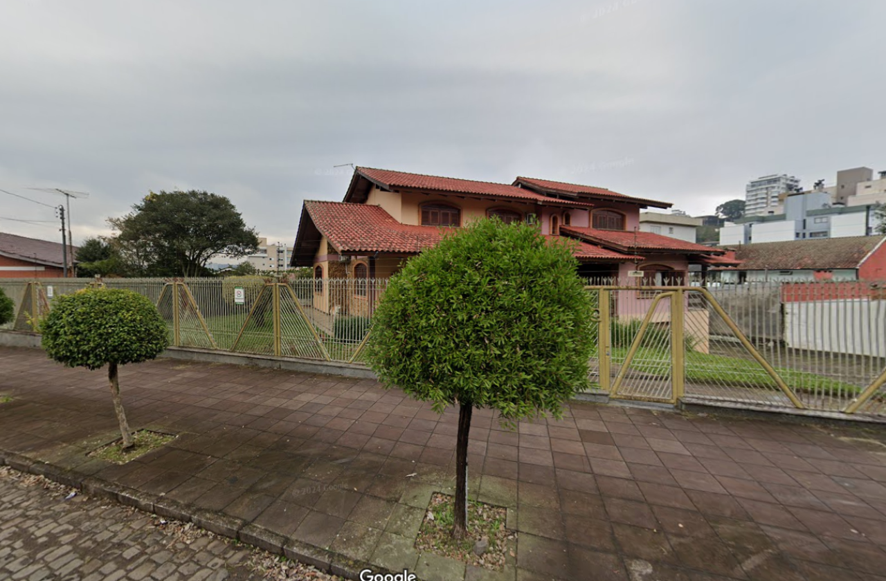 TERRENO COM ÁREA DE 911m² E UMA CASA DE 535m² EM CAXIAS DO SUL/RS, localizado em Caxias Do Sul - RS