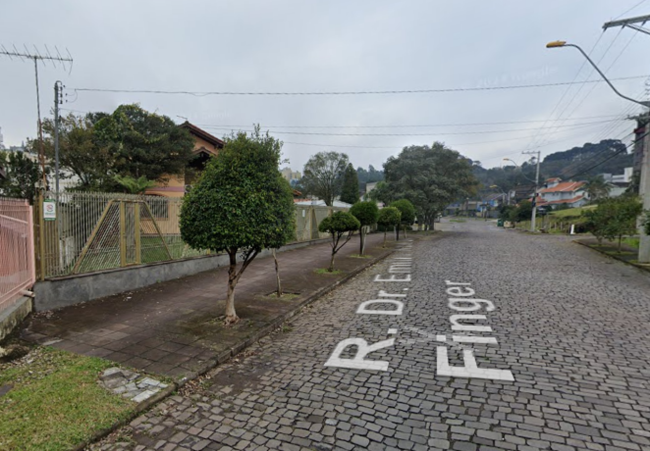 TERRENO COM ÁREA DE 911m² E UMA CASA DE 535m² EM CAXIAS DO SUL/RS, localizado em Caxias Do Sul - RS