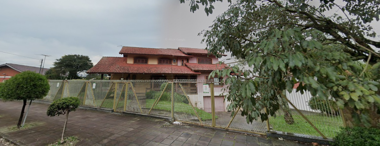 TERRENO COM ÁREA DE 911m² E UMA CASA DE 535m² EM CAXIAS DO SUL/RS, localizado em Caxias Do Sul - RS