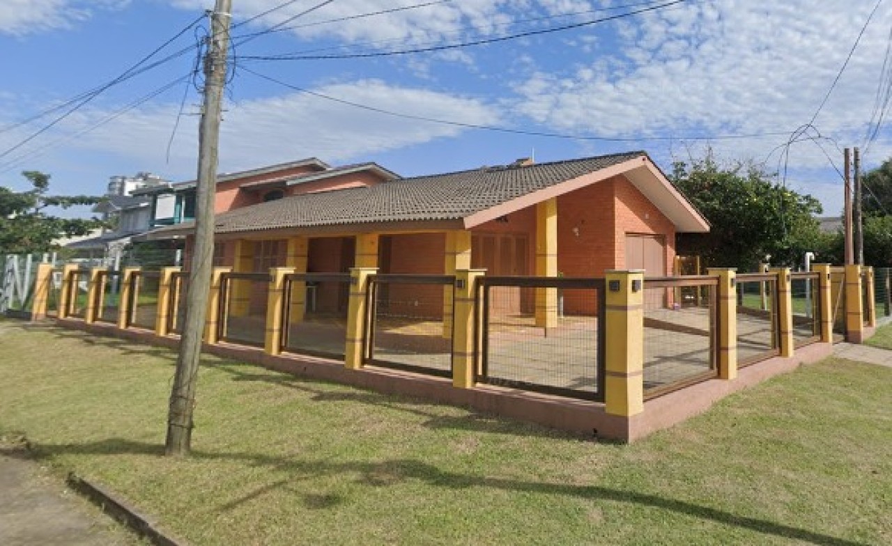 NUA PROPRIEDADE DE UM TERRENO COM ÁREA DE 288,00m² COM UMA CASA NA PRAIA DE AREAIS BRANCAS EM ARROIO DO SAL/RS, localizado em Arroio Do Sal - RS