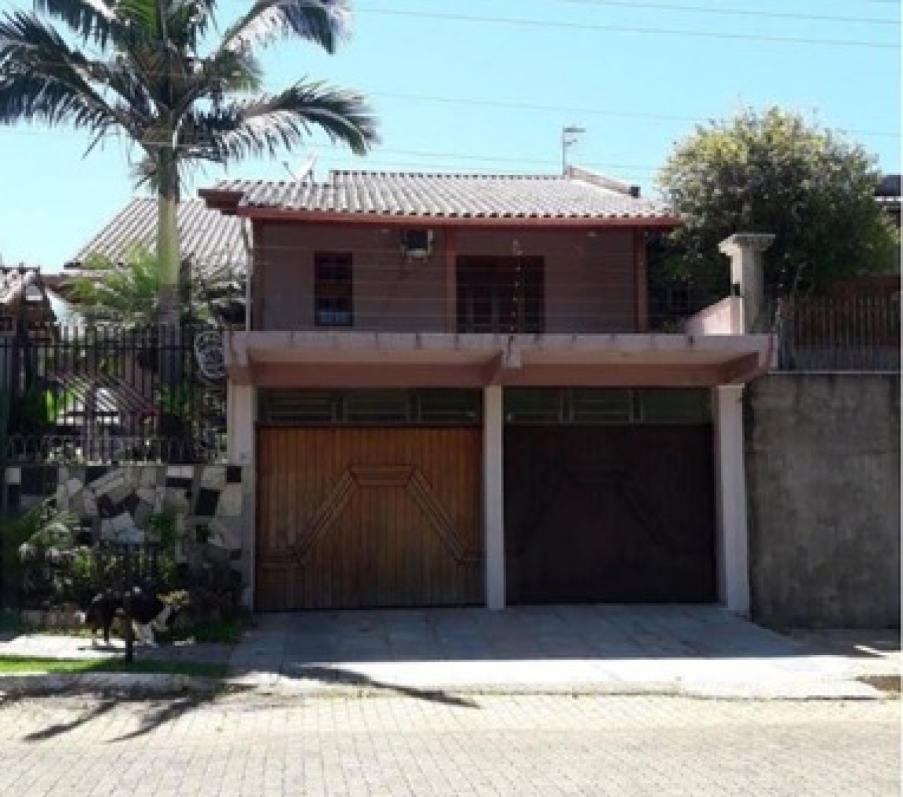 UMA CASA DE DOIS ANDARES NO LOTEAMENTO RESIDENCIAL BLUMENBURG EM CAMPO BOM/RS