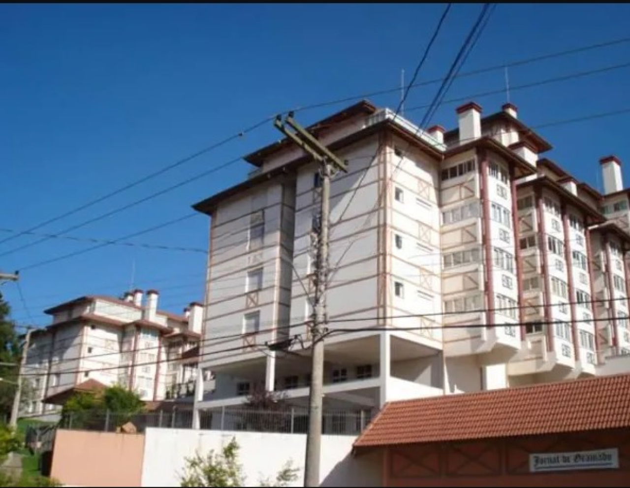 DIREITOS E AÇÕES SOBRE O APARTAMENTO N° 311 DO BLOCO II DO EDIFÍCIO REISDENCIAL E COMERICAL GRAMADO VILLAGE E BOX DE GARAGEM N° 32, EM GRAMADO/RS, localizado em Gramado - RS