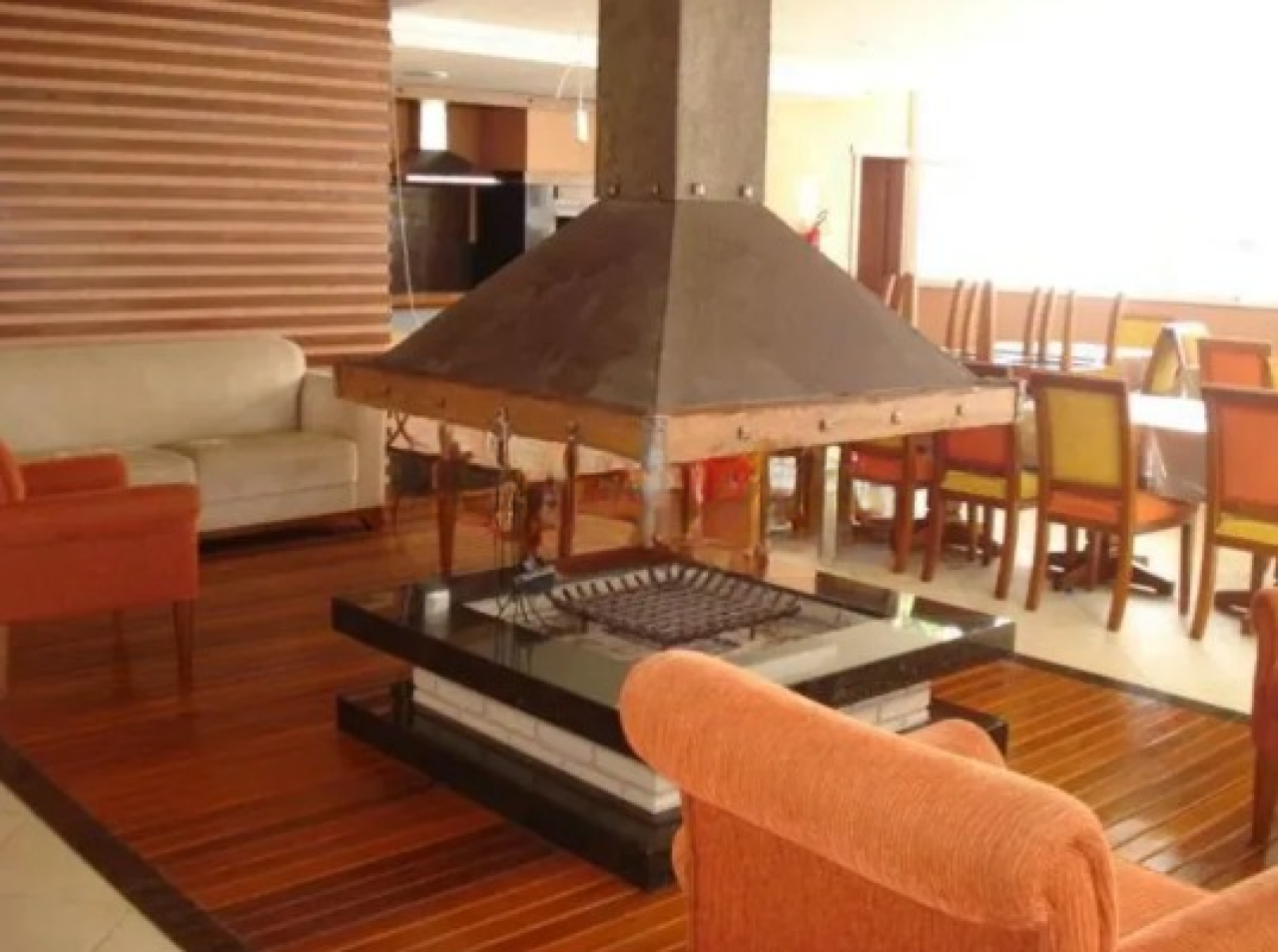 DIREITOS E AÇÕES SOBRE O APARTAMENTO N° 311 DO BLOCO II DO EDIFÍCIO REISDENCIAL E COMERICAL GRAMADO VILLAGE E BOX DE GARAGEM N° 32, EM GRAMADO/RS, localizado em Gramado - RS