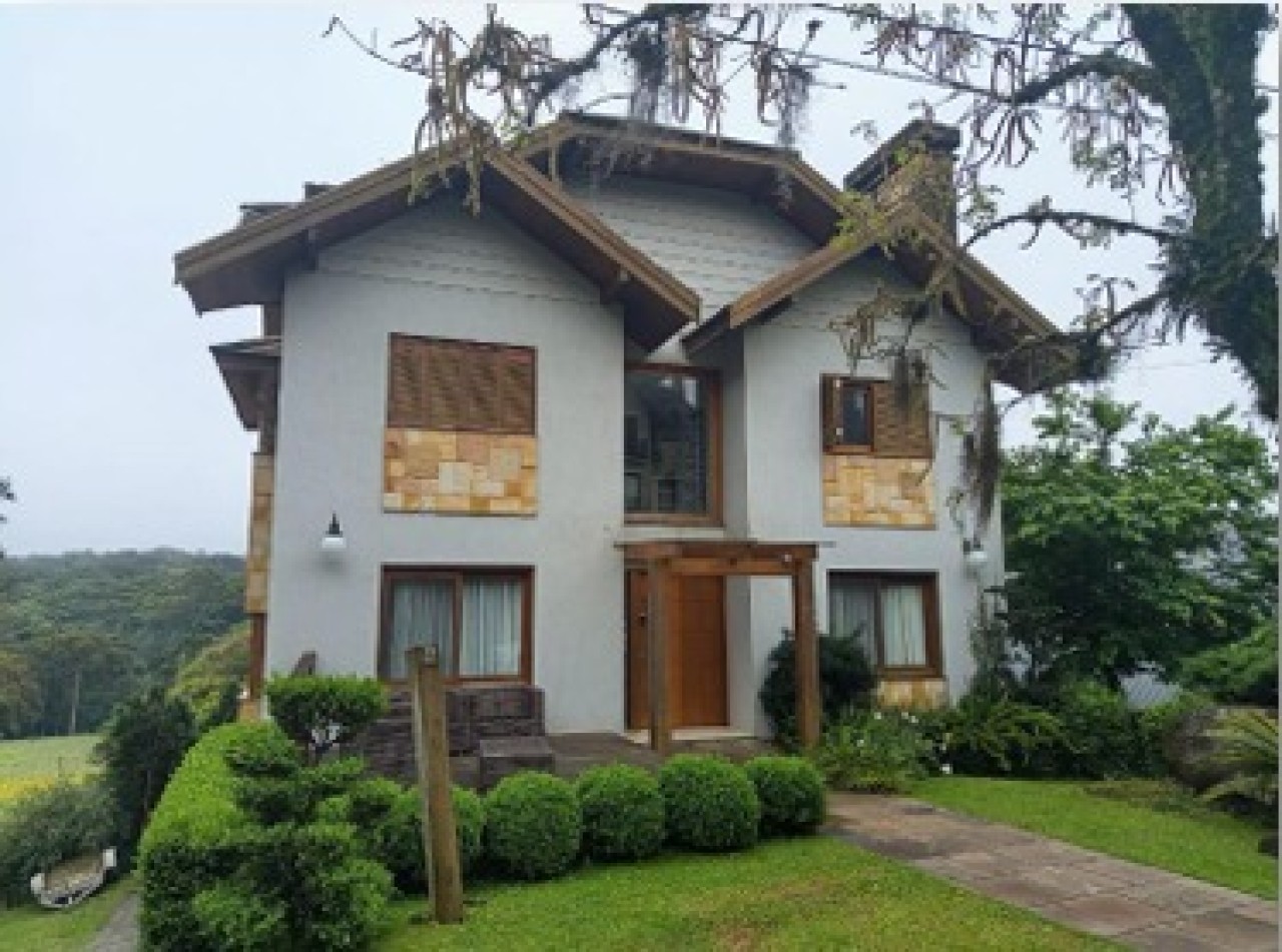CASA DE ALTO PADRÃO NO CONDOMÍNIO SAINT MORITZ NA CIDADE DE GRAMADO