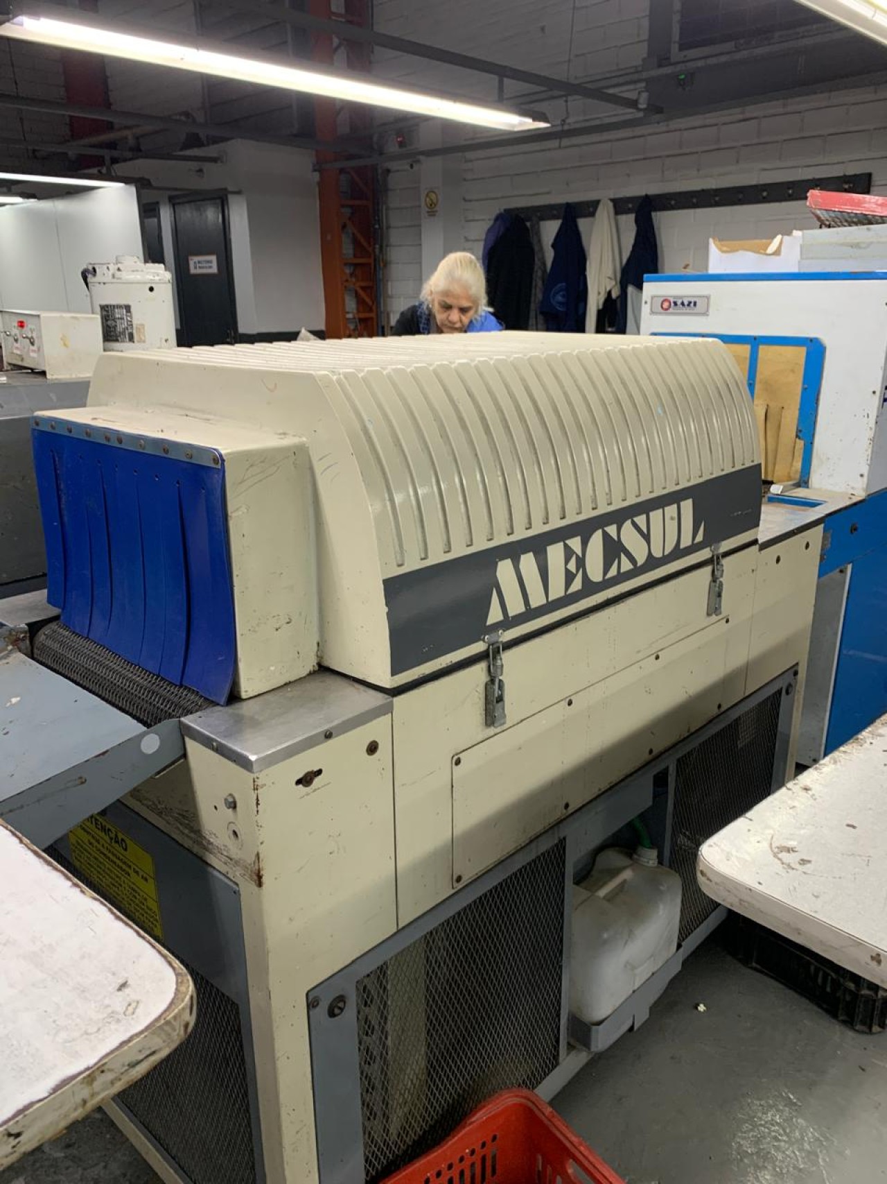 UMA MÁQUINA CONFORMADORA MARCA MECSUL, EM BOM ESTADO