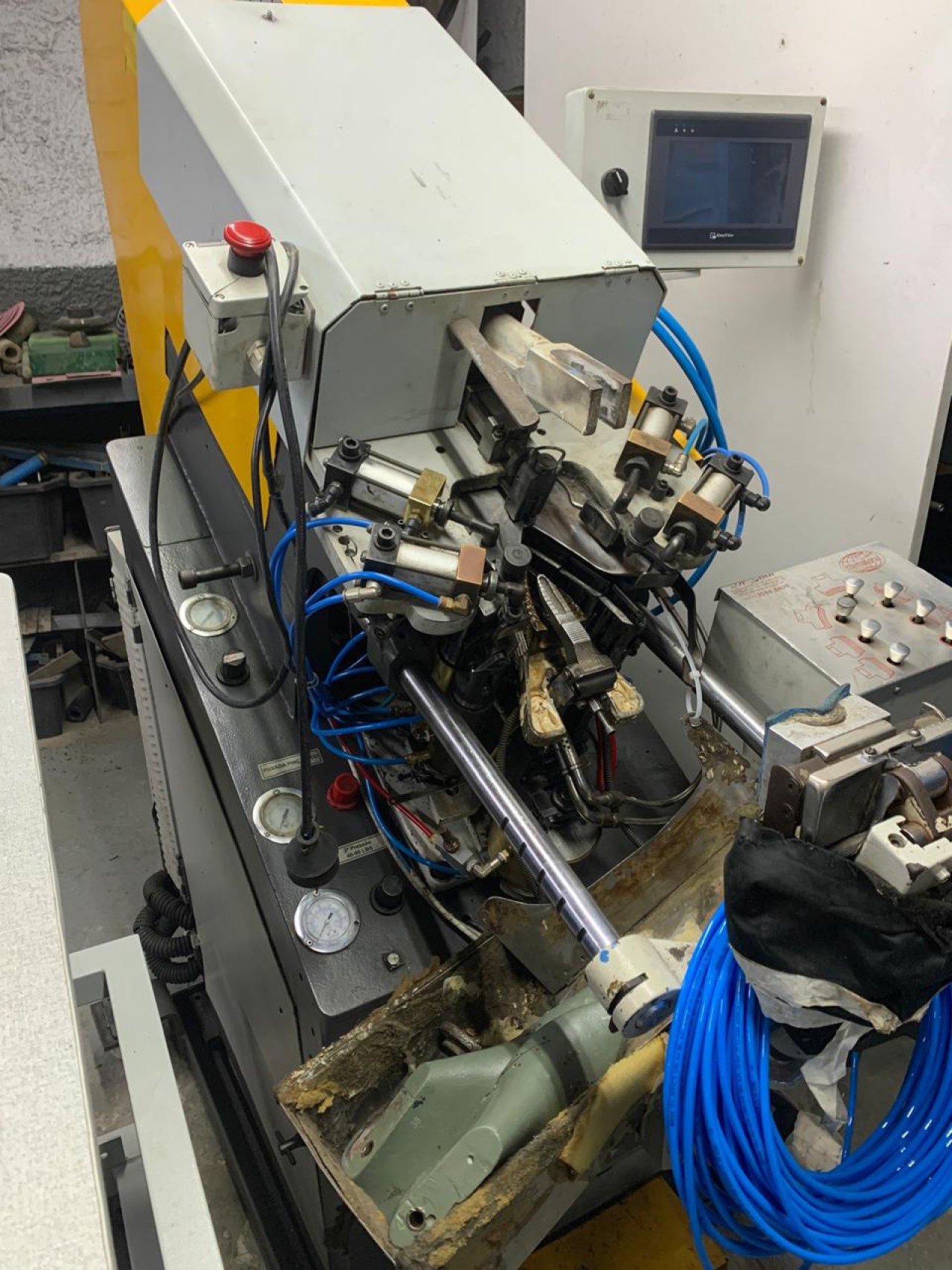 UMA MÁQUINA DE APONTAR BICO MARCA INTERNACIONAL CH7A, EM BOM ESTADO