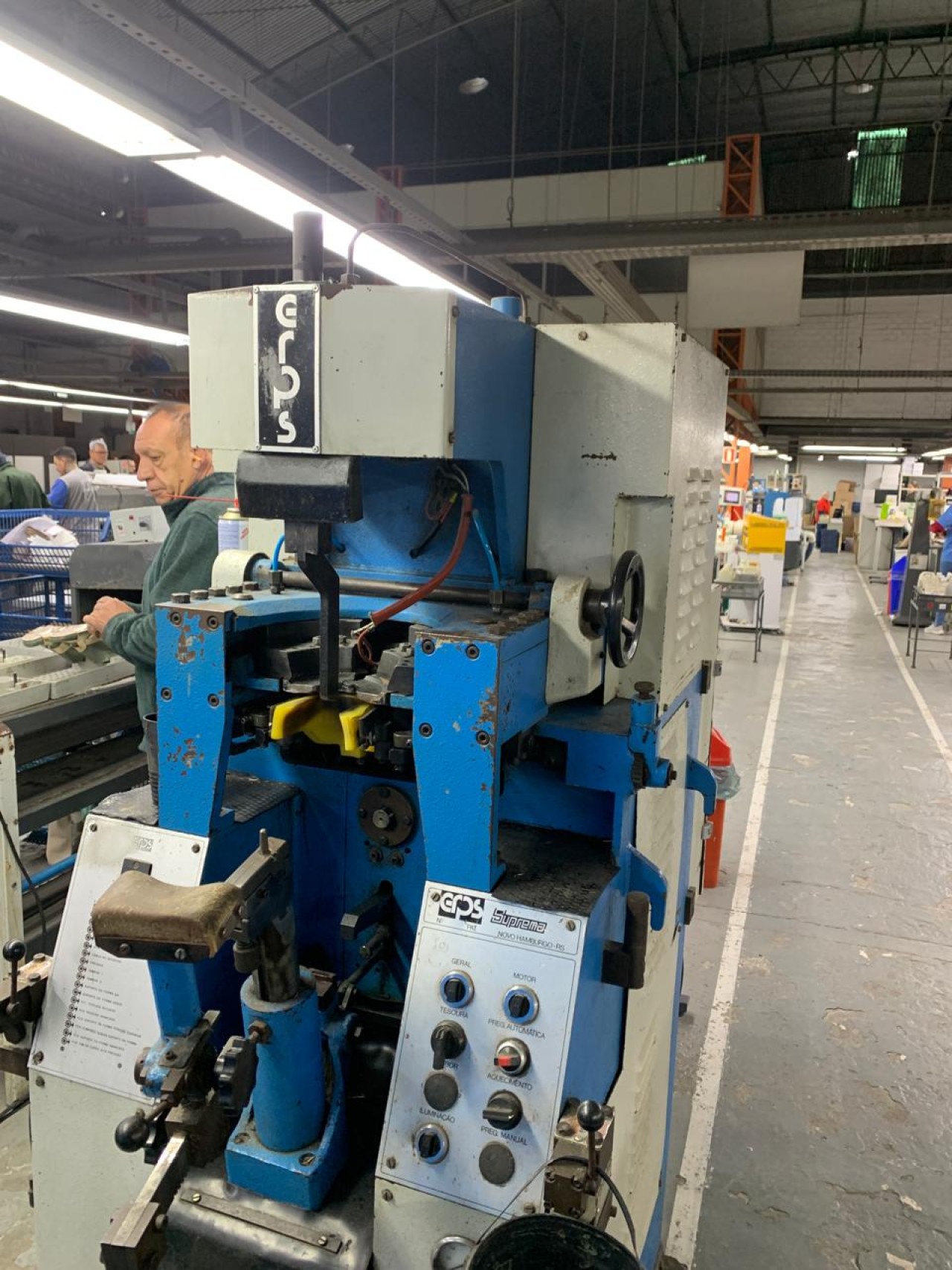 UMA MÁQUINA DE APONTAR BICO MARCA INTERNACIONAL CH7A, EM BOM ESTADO