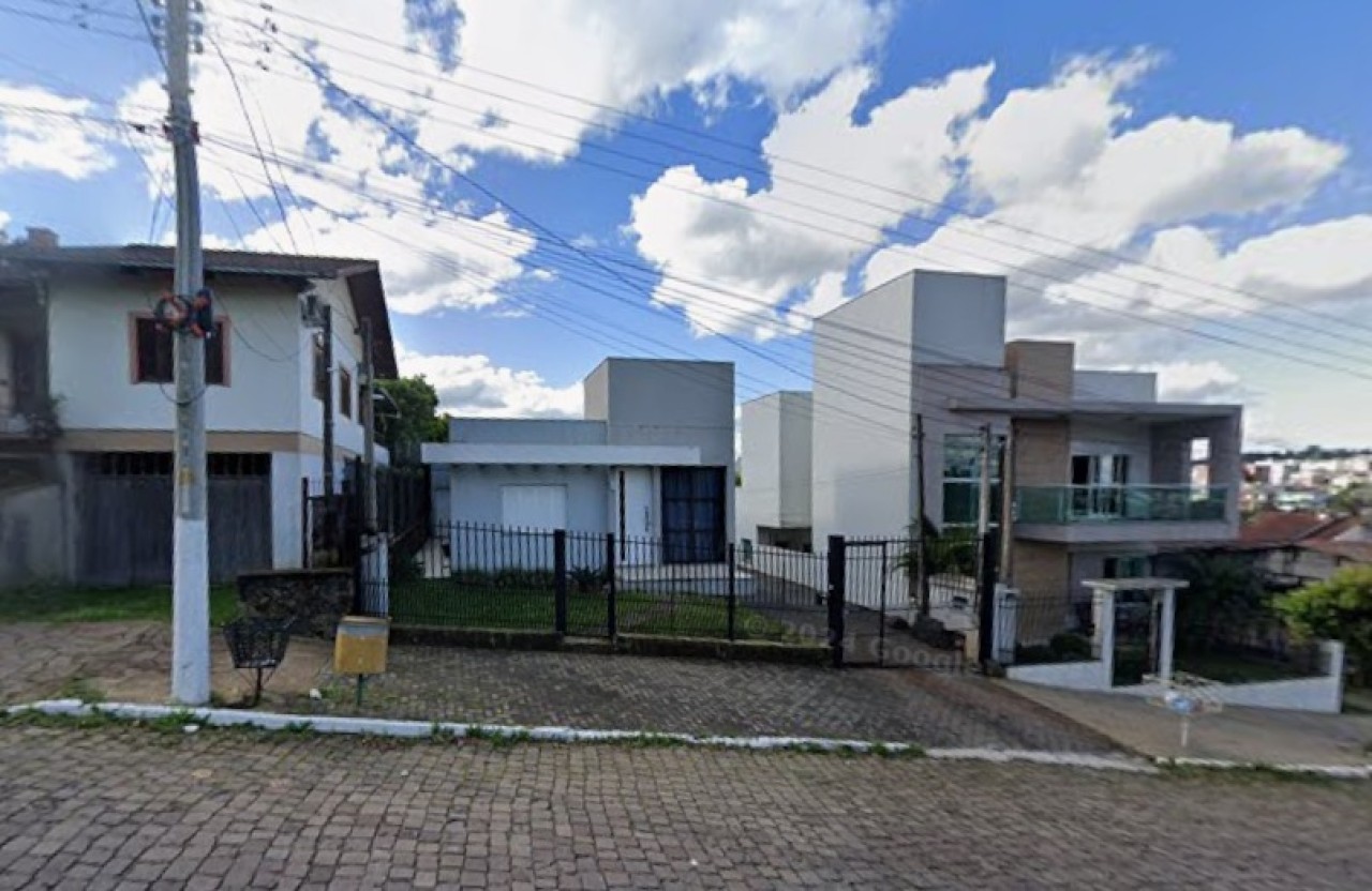 CASA COM ÁREA DE 340m² E GARAGEM COM ÁREA DE 120m² SOBRE TERRENO COM ÁREA DE 2.100m² EM GUAPORÉ