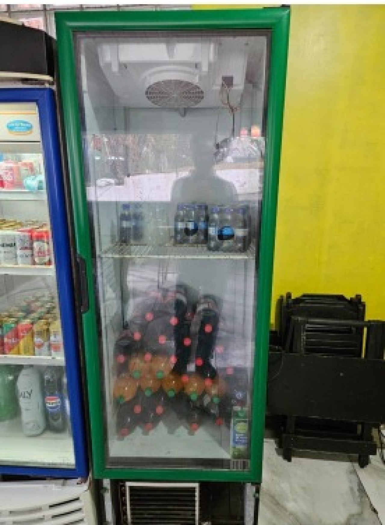 UM FREEZER CERVEJEIRO, SEM MARCA E MODELO APARENTES