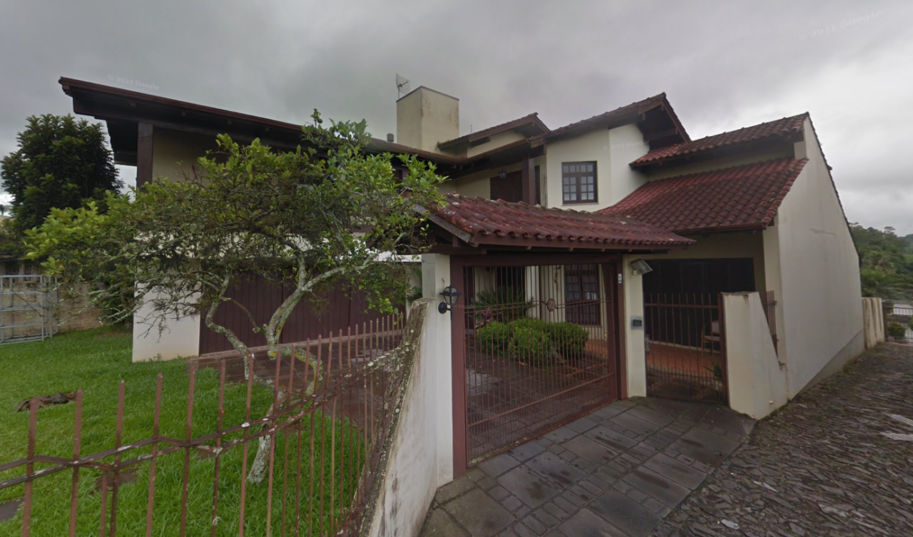 CASA COM ÁREA DE 306,25m² SOBRE TERRENO COM ÁREA DE 669m² EM DOIS IRMÃOS