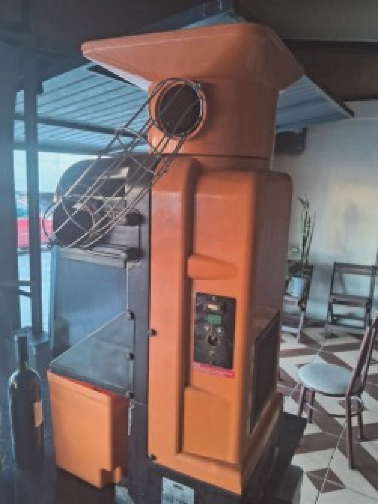 UMA MÁQUINA DE ESPREMER LARANJAS, MARCA BRAS, SEM MODELO E NÚMERO DE SÉRIE APARENTES, COM CAPACIDADE DE PROCESSAMENTO DE 72 LITROS POR HORA, EM BOM ESTADO'