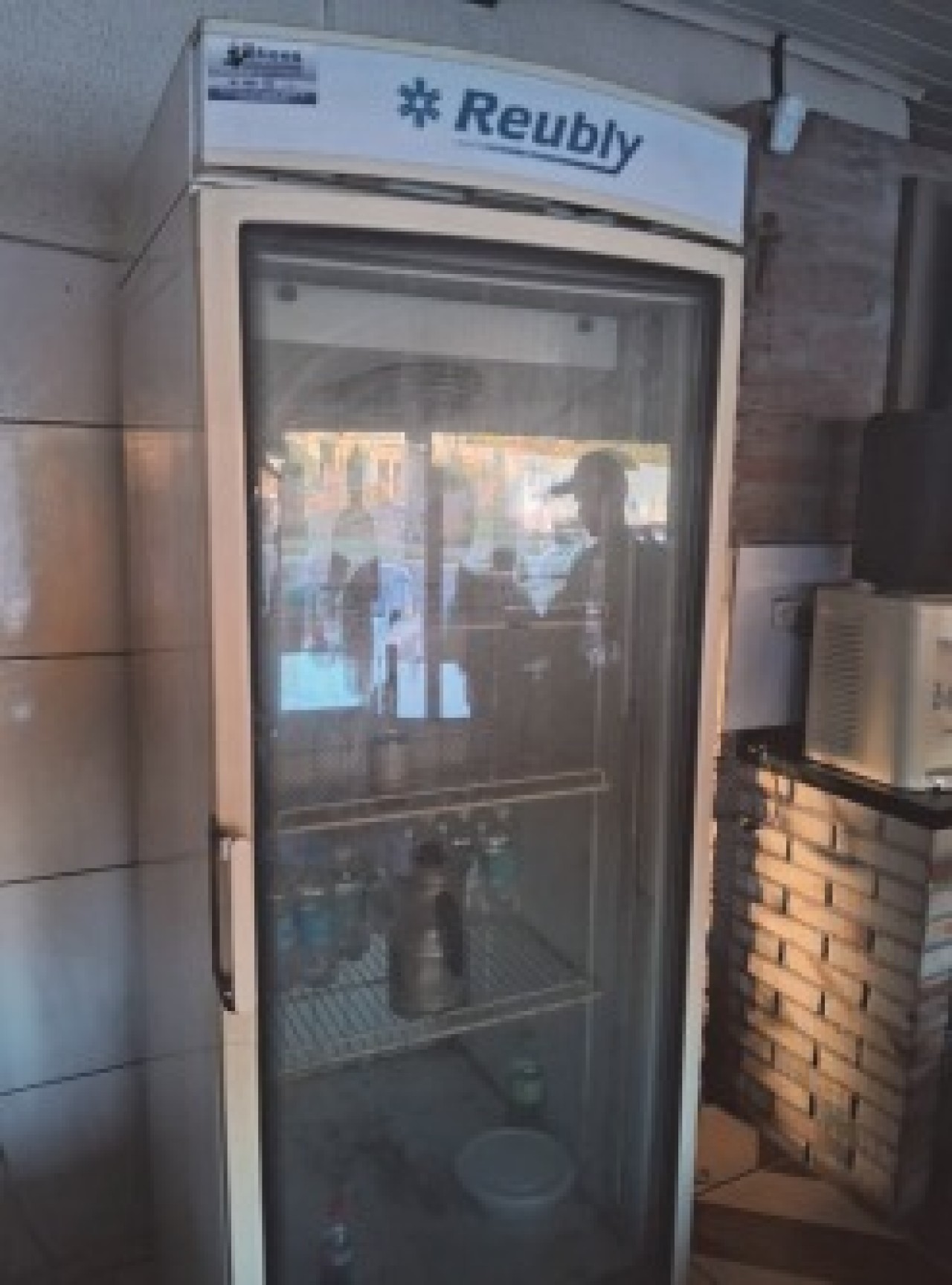 UM FREEZER CERVEJEIRO, MARCA METALFRIO, SEM MODELO E NÚMERO DE SÉRIE APARENTES, EM BOM ESTADO