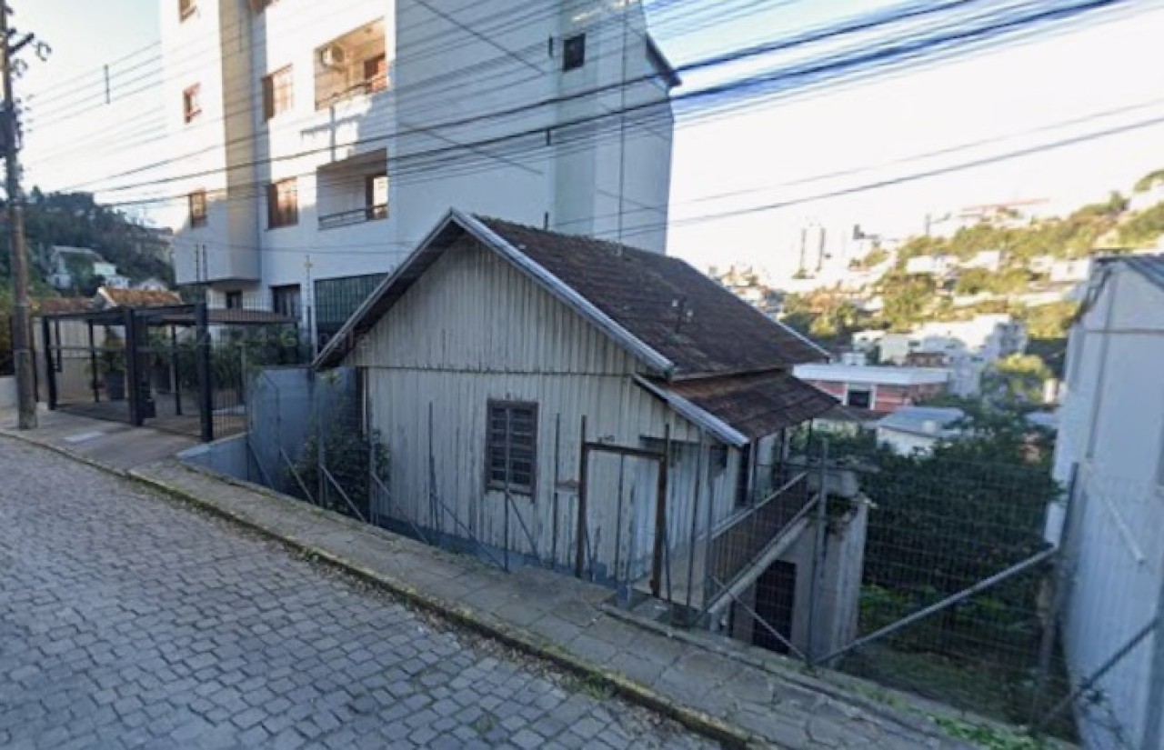 CASA NÃO AVERBADA SOBRE TERRENO COM ÁREA DE 284,40m² NO BAIRRO SÃO LEOPOLDO EM CAXIAS DO SUL, localizado em Caxias Do Sul - RS