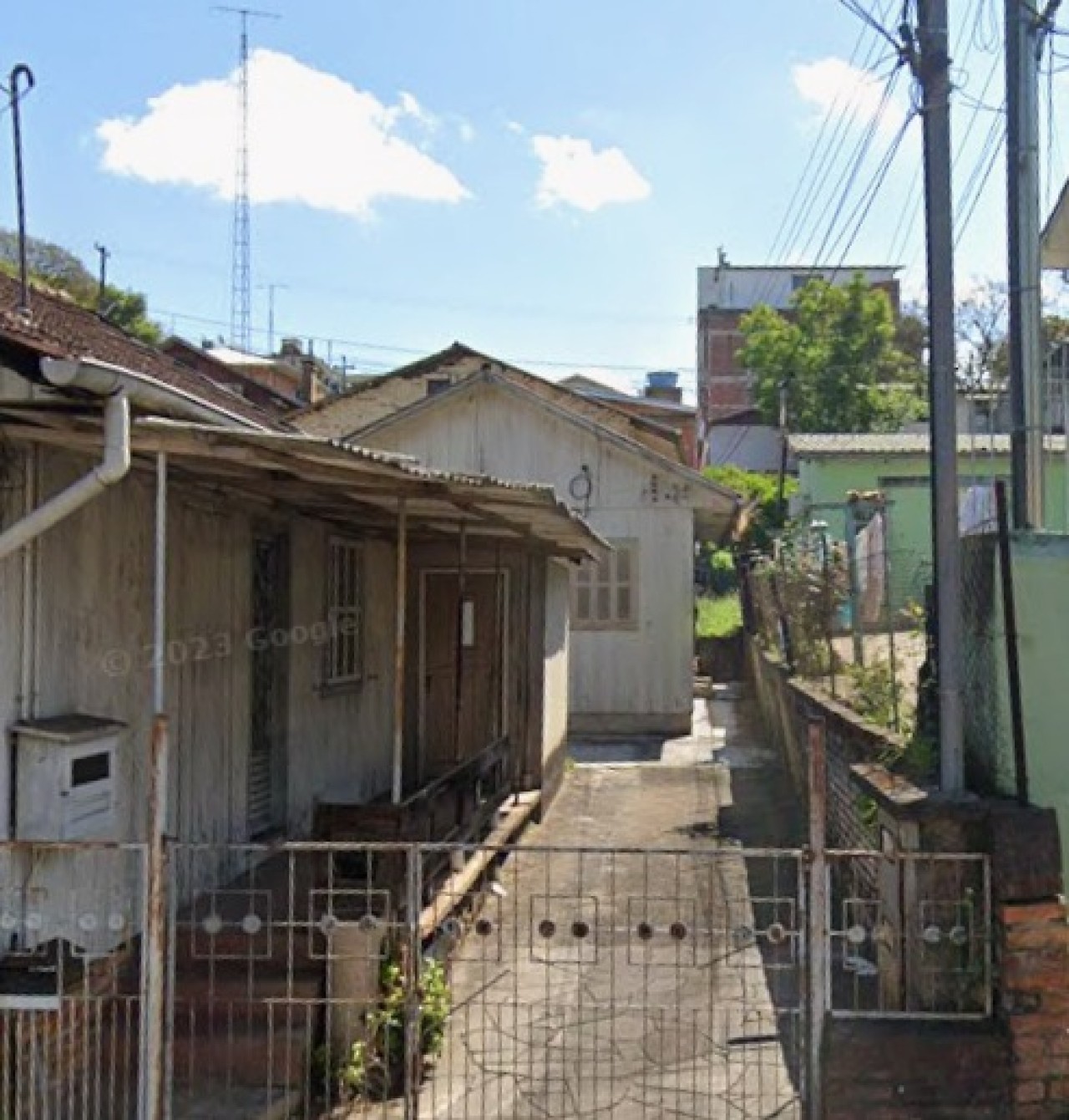 TERRENO COM ÁREA DE 349,70m2 COM DUAS CASAS DE MADEIRA NO BAIRRO SALGADO FILHO EM CAXIAS DO SUL, localizado em Caxias Do Sul - RS, bairro Salgado Filho