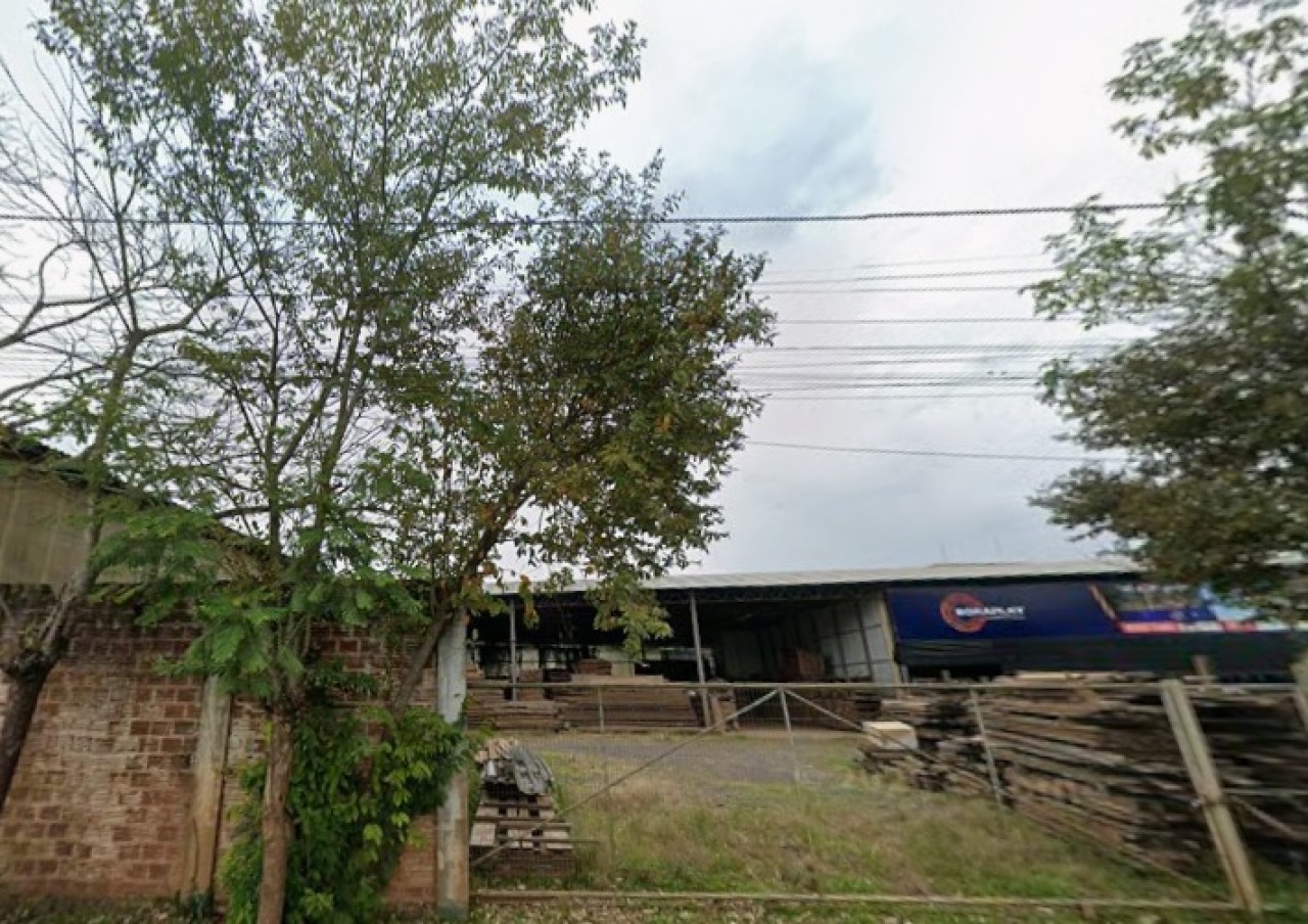 DOIS PAVILHÕES E CASA DE MADEIRA DE DOIS ANDARES SOBRE TERRENO COM ÁREA DE 3.831,74m² EM SÃO SEBASTIÃO DO CAÍ, localizado em São Sebastião Do Caí - RS