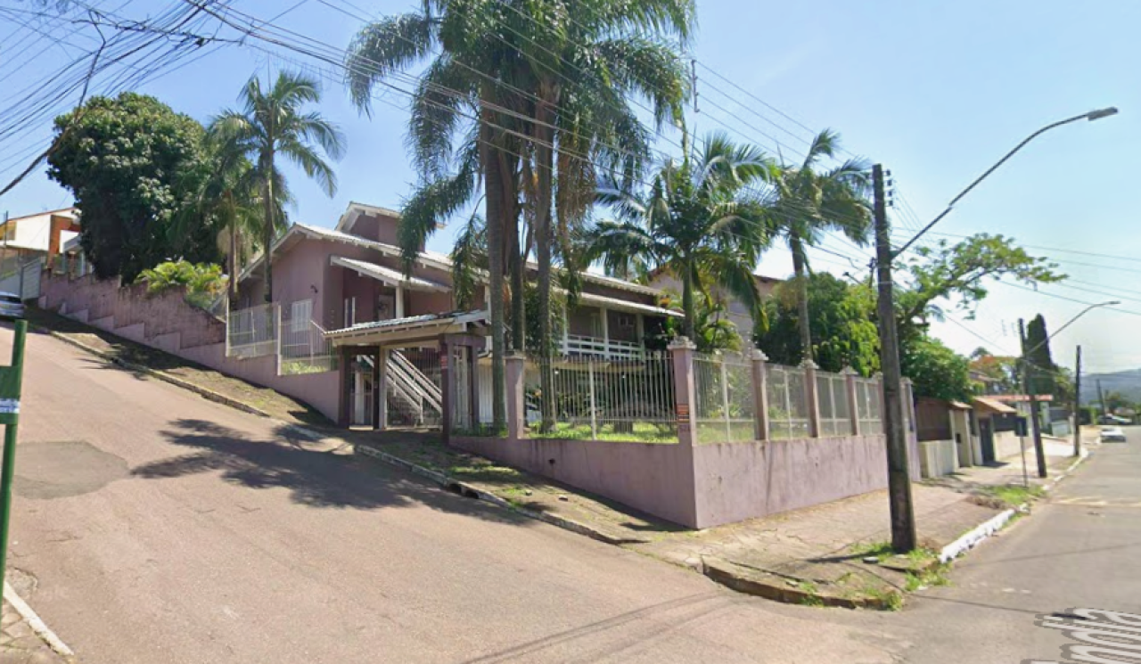 TERRENO DE ESQUINA COM 900m² COM UMA CASA EM NOVO HAMBURGO/RS, localizado em Novo Hamburgo - RS, bairro Petropólis