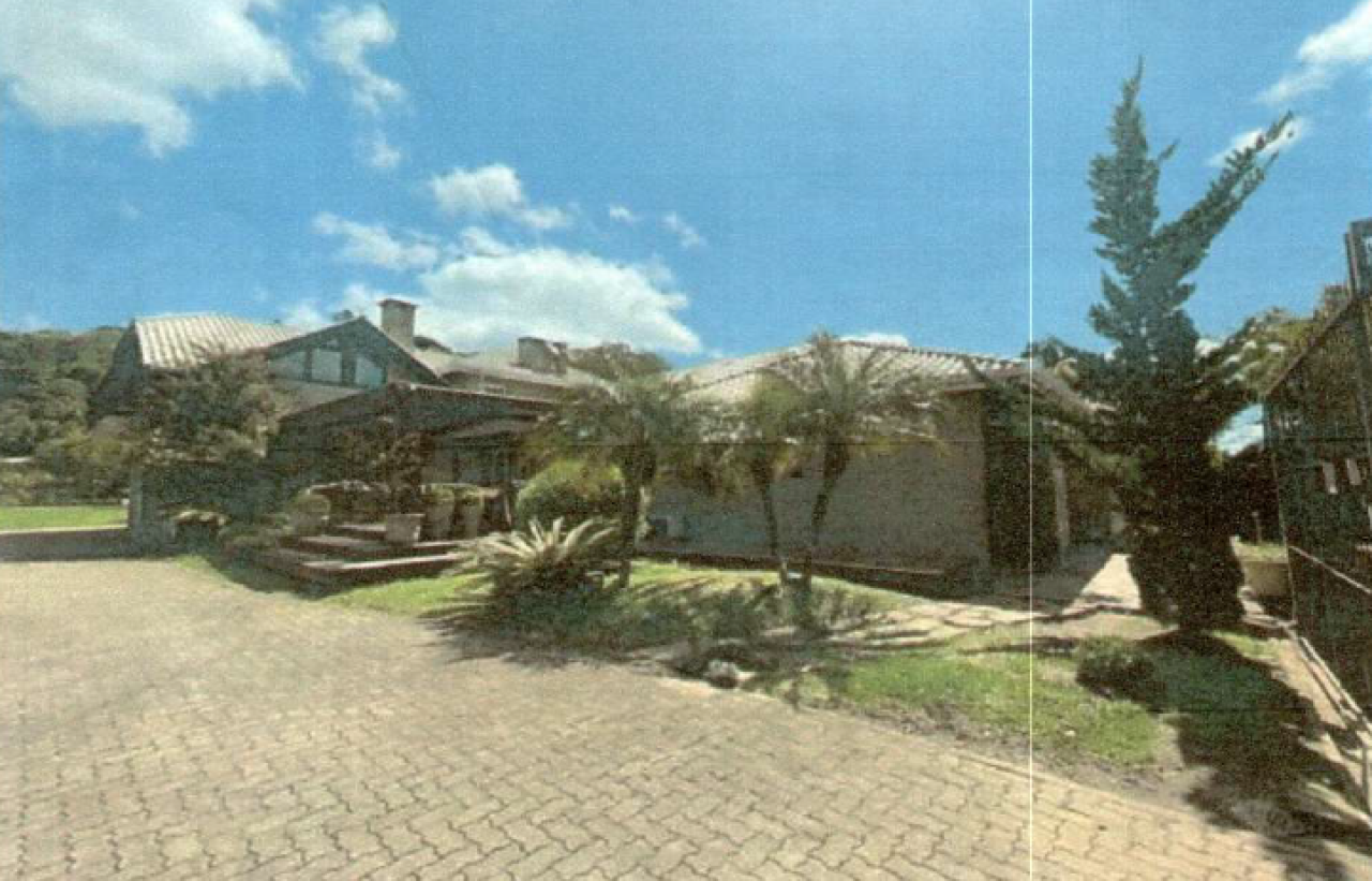 TERRENO COM 830m² COM BENFEITORIAS EM GRAMADO/RS (MAT. 541 DO CRI DE GRAMADO), localizado em Gramado - RS