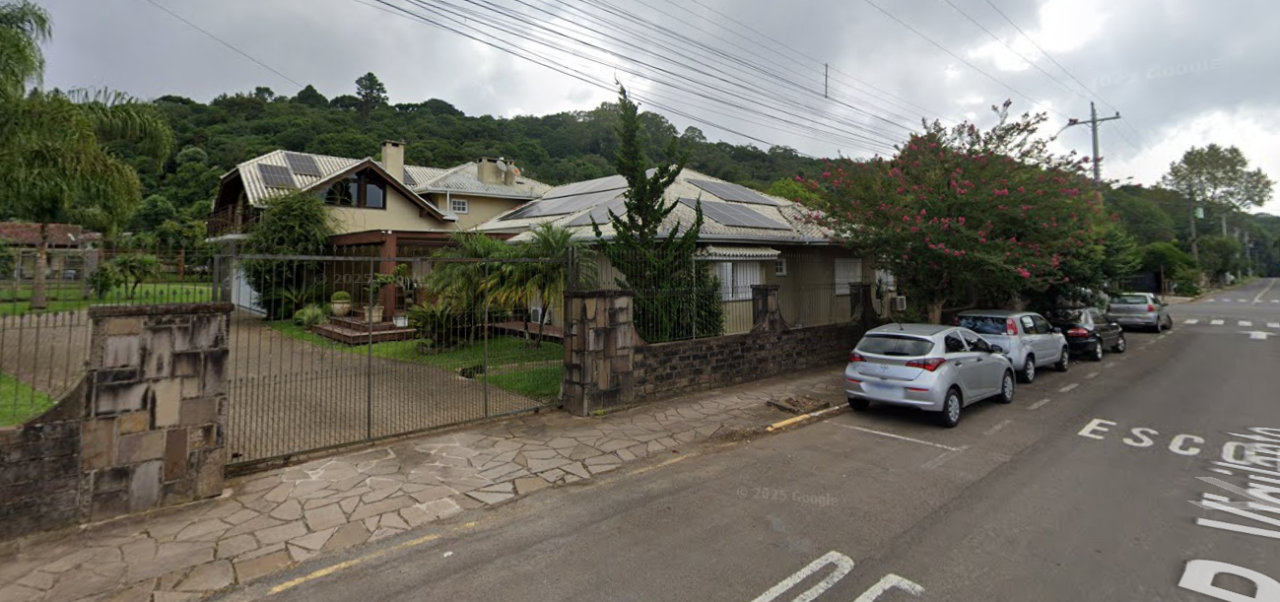TERRENO COM 830m² COM BENFEITORIAS EM GRAMADO/RS (MAT. 541 DO CRI DE GRAMADO), localizado em Gramado - RS