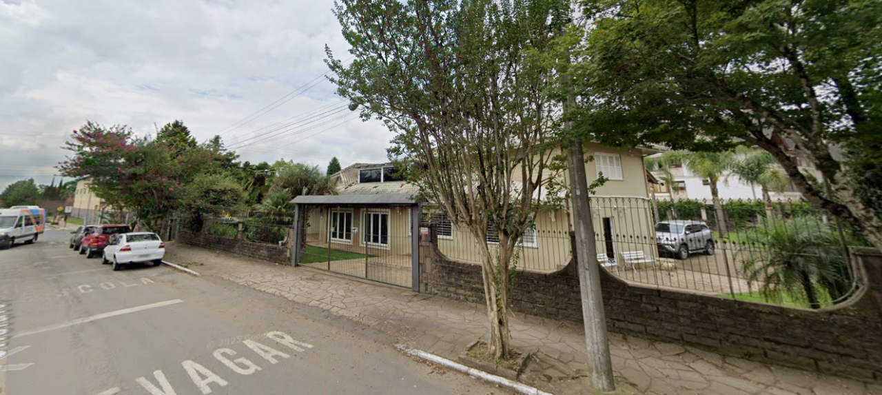 TERRENO COM 830m² COM BENFEITORIAS EM GRAMADO/RS (MAT. 541 DO CRI DE GRAMADO), localizado em Gramado - RS