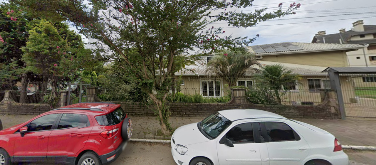 TERRENO COM 830m² COM BENFEITORIAS EM GRAMADO/RS (MAT. 541 DO CRI DE GRAMADO), localizado em Gramado - RS