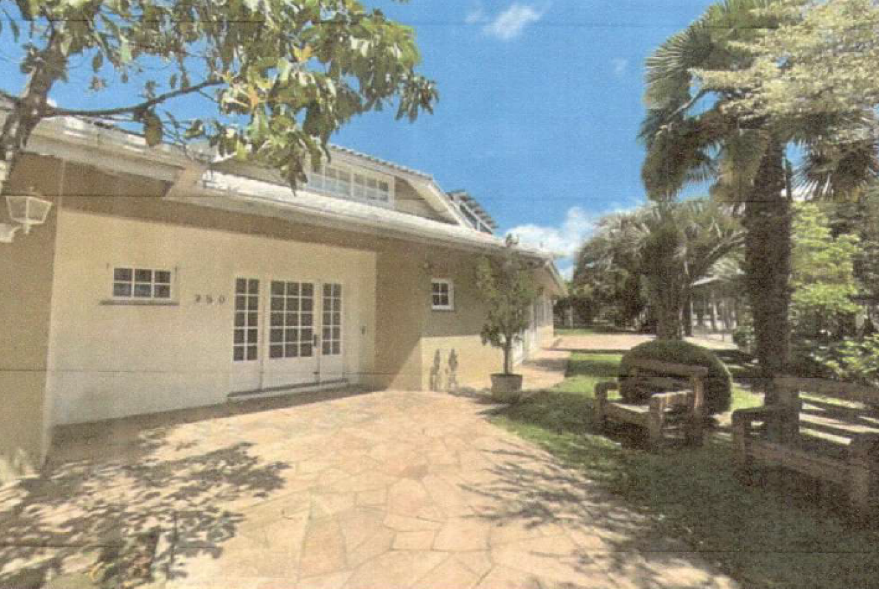 TERRENO COM 830m² COM BENFEITORIAS EM GRAMADO/RS (MAT. 541 DO CRI DE GRAMADO), localizado em Gramado - RS