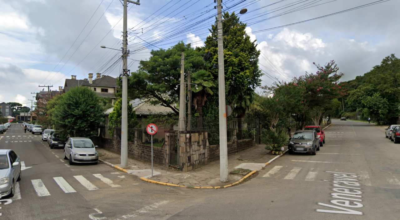 TERRENO COM 830m² COM BENFEITORIAS EM GRAMADO/RS (MAT. 541 DO CRI DE GRAMADO), localizado em Gramado - RS