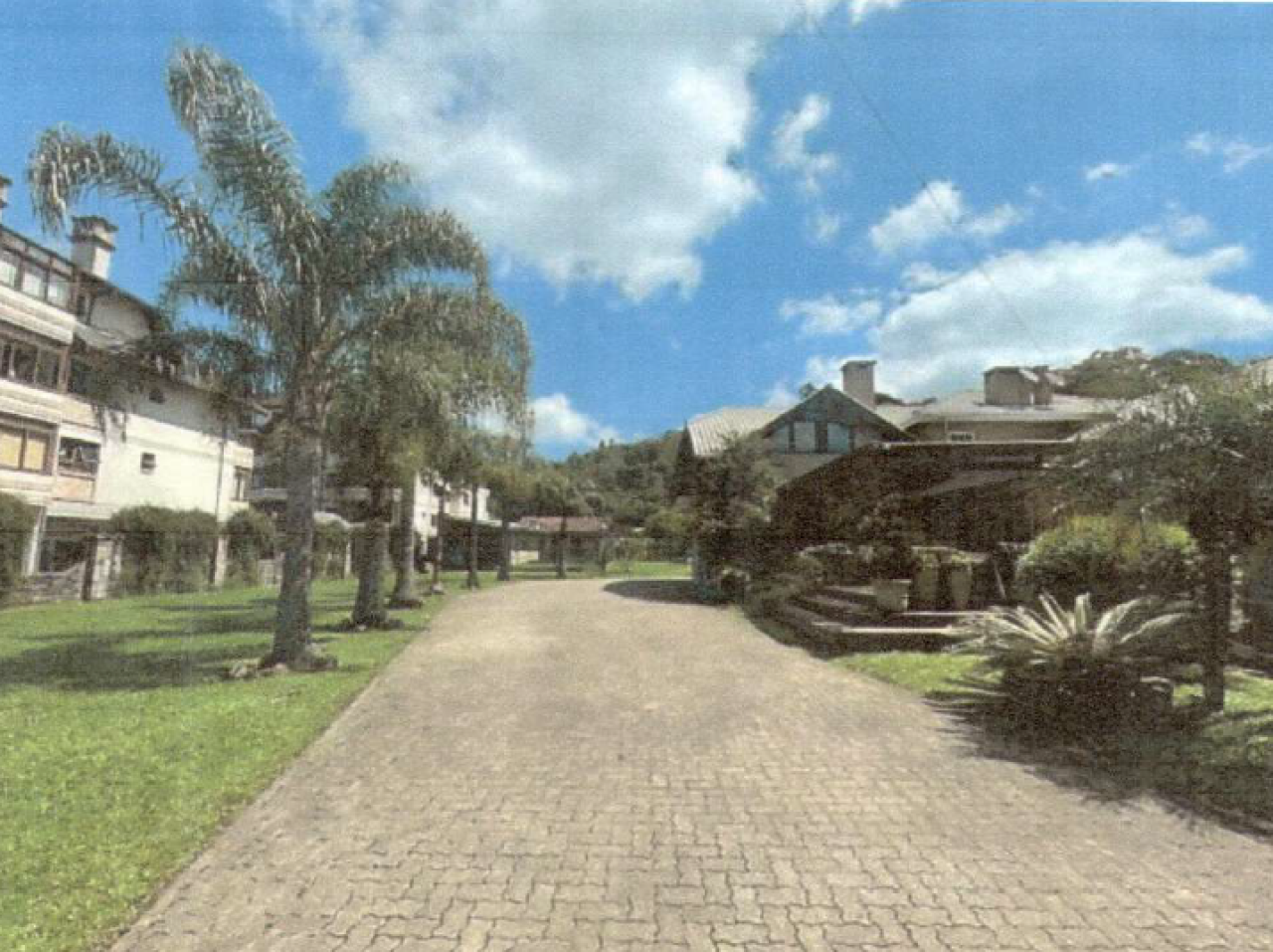 TERRENO COM 830m² COM BENFEITORIAS EM GRAMADO/RS (MAT. 541 DO CRI DE GRAMADO), localizado em Gramado - RS