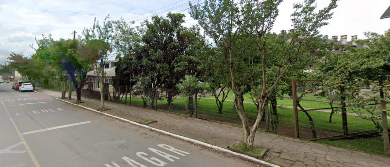 TERRENO COM 830m² COM BENFEITORIAS EM GRAMADO/RS (MAT. 541 DO CRI DE GRAMADO), localizado em Gramado - RS