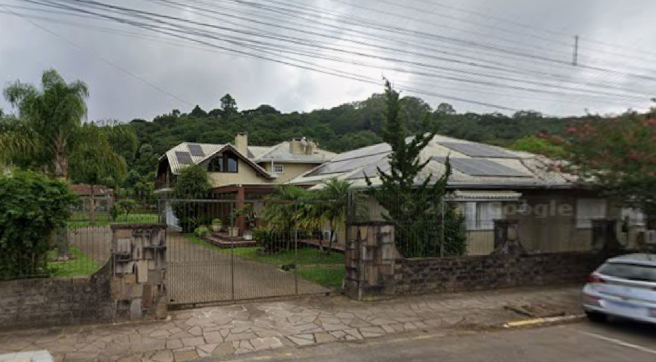 TERRENO COM 1.032,68m² COM BENFEITORIAS EM GRAMADO/RS (MAT. 542 E 1256 DO CRI DE GRAMADO), localizado em Gramado - RS