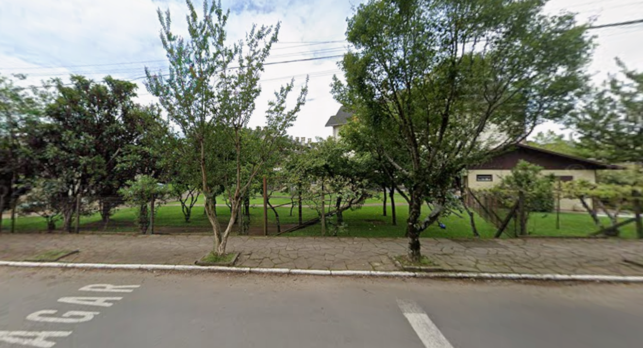 TERRENO COM 1.032,68m² COM BENFEITORIAS EM GRAMADO/RS (MAT. 542 E 1256 DO CRI DE GRAMADO), localizado em Gramado - RS