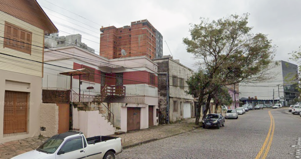 UM TERRENO DE 150M² COM BENFEITORIAS NO LOURDES EM CAXIAS DO SUL/RS, localizado em Caxias Do Sul - RS, bairro Lourdes