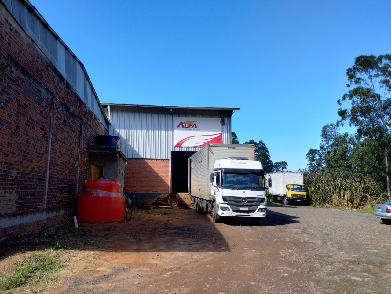 TERRENO COM TRÊS PAVILHÕES INDUSTRIAIS E ÁREA APROXIMADA DE 9.500m² EM SÃO SEBASTIÃO DO CAÍ, localizado em São Sebastião Do Caí - RS