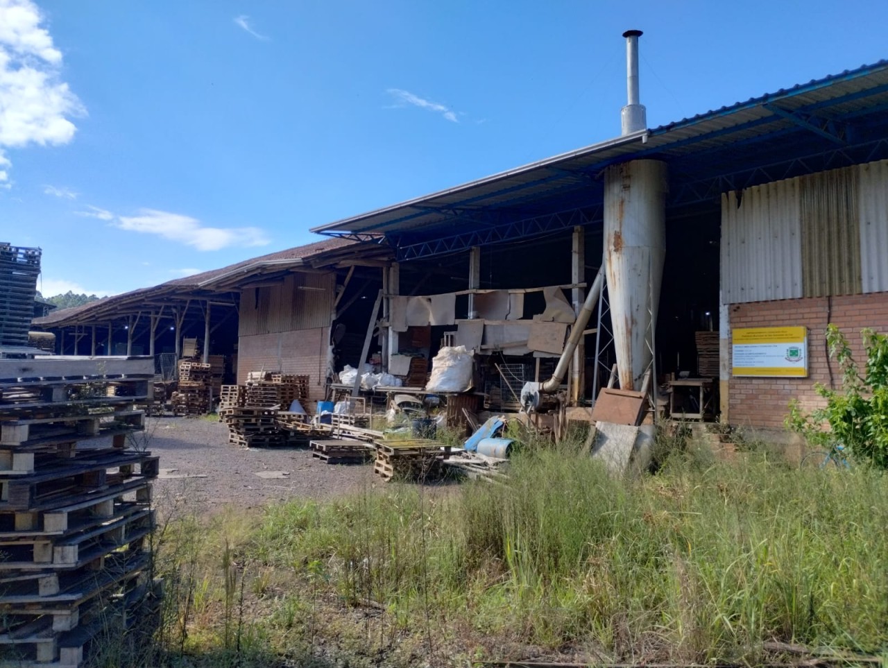 TERRENO COM TRÊS PAVILHÕES INDUSTRIAIS E ÁREA APROXIMADA DE 9.500m² EM SÃO SEBASTIÃO DO CAÍ, localizado em São Sebastião Do Caí - RS