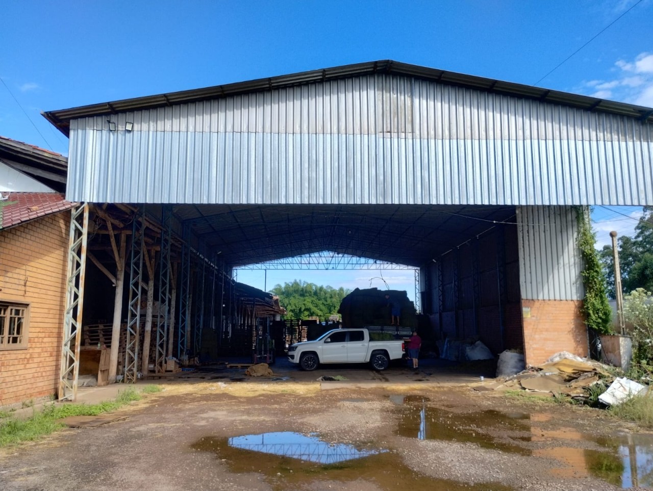 TERRENO COM TRÊS PAVILHÕES INDUSTRIAIS E ÁREA APROXIMADA DE 9.500m² EM SÃO SEBASTIÃO DO CAÍ, localizado em São Sebastião Do Caí - RS
